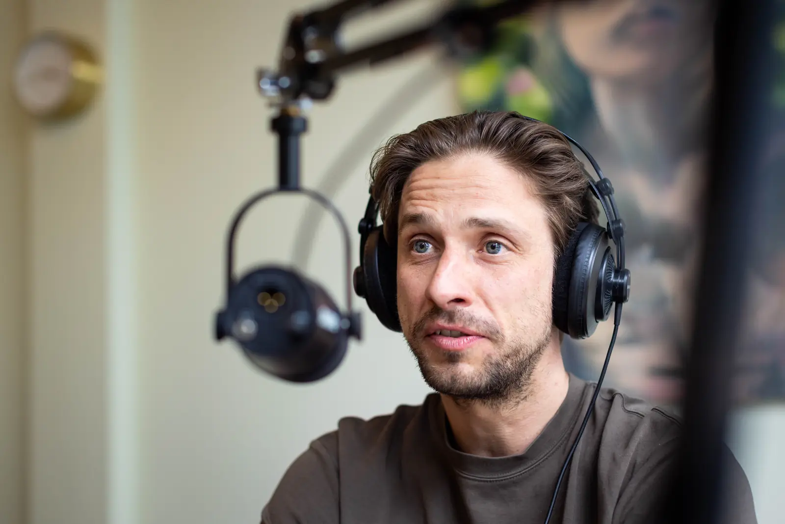 Eric Jonk achter de microfoon tijdens een opname van de podcast In Gesprek