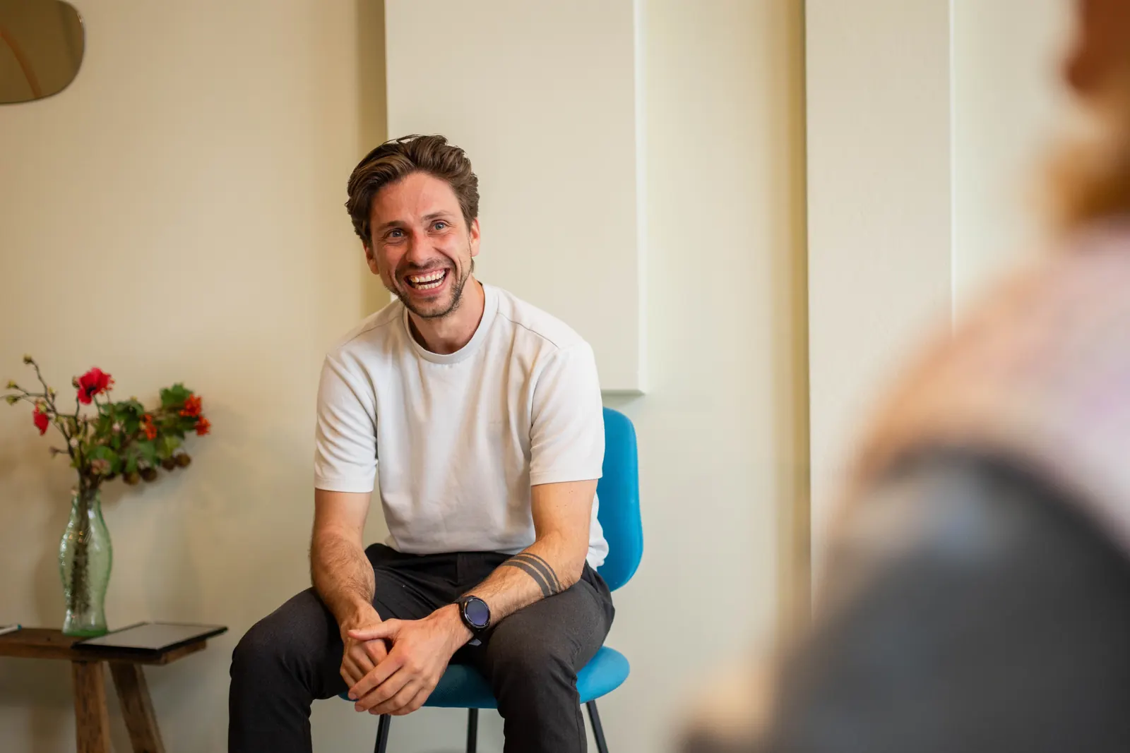 Eric Jonk lachend in gesprek tijdens een bijeenkomst