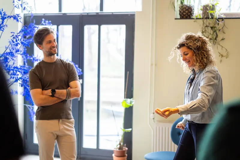 Eric Jonk luistert terwijl een collega iets uitlegt